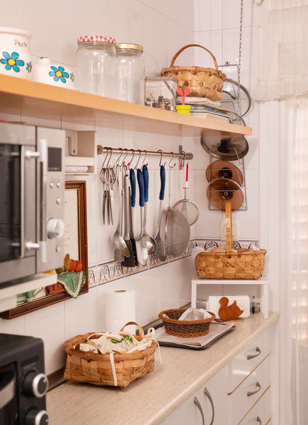 Cajón antes de ser reformado con cacerolas y escurre pasta.