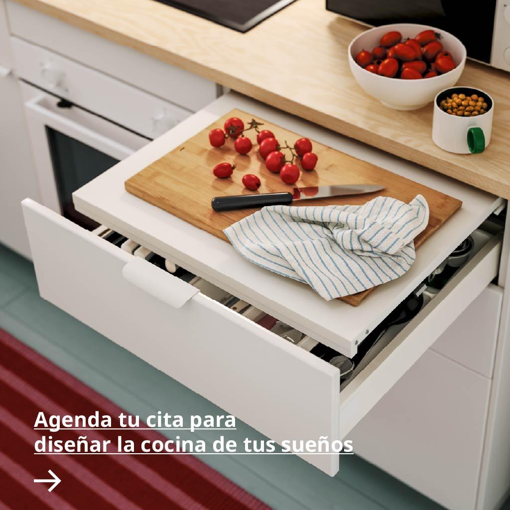 Cajón de cocina con accesorio de tabla para cortar 