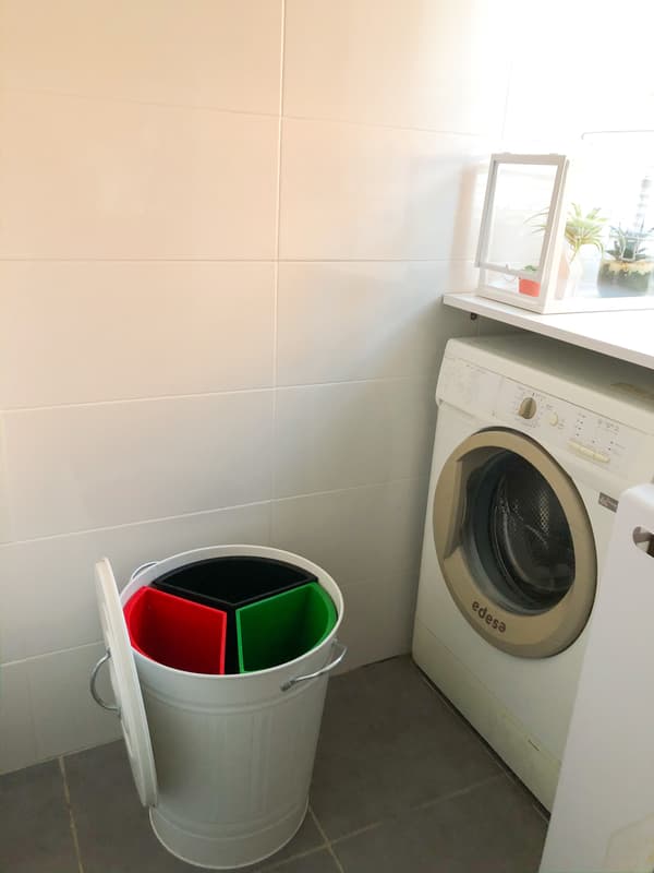 Caldeiro de reciclaxe con tres compartimentos