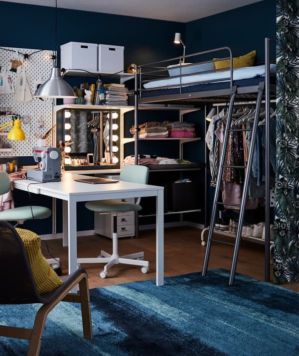 Cama alta con escaleira IKEA SVÄRTA, un escritorio e unha cadeira no dormitorio dun adolescente.