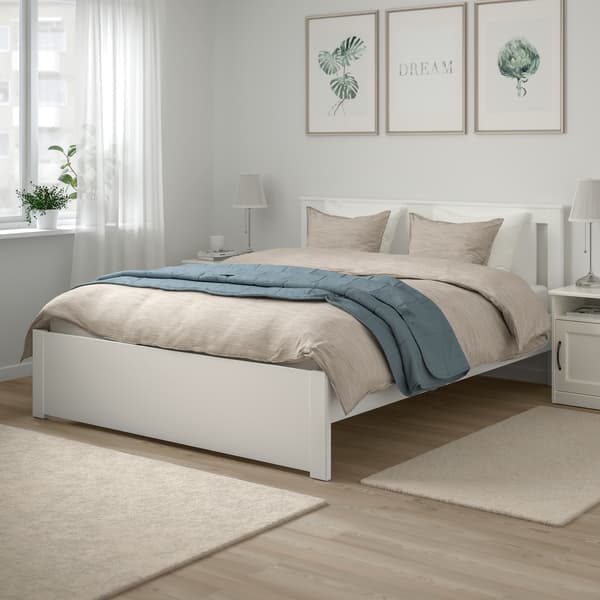 cama blanca en dormitorio