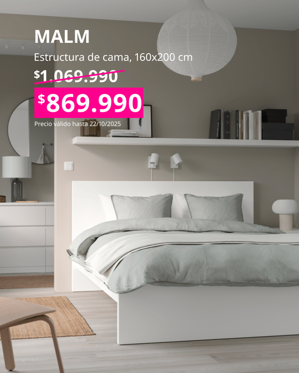 Cama blanca MALM doble con ropa de cama verde pálido.