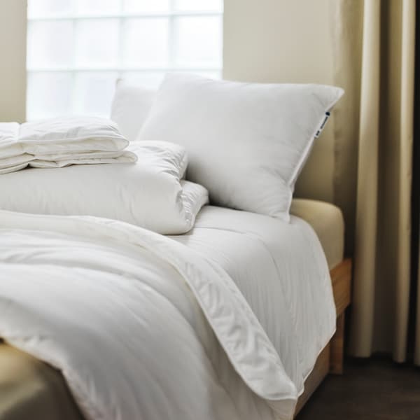 cama con almohada