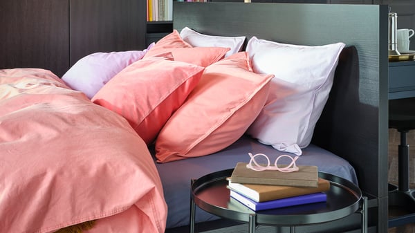 Cama con duvet salmón