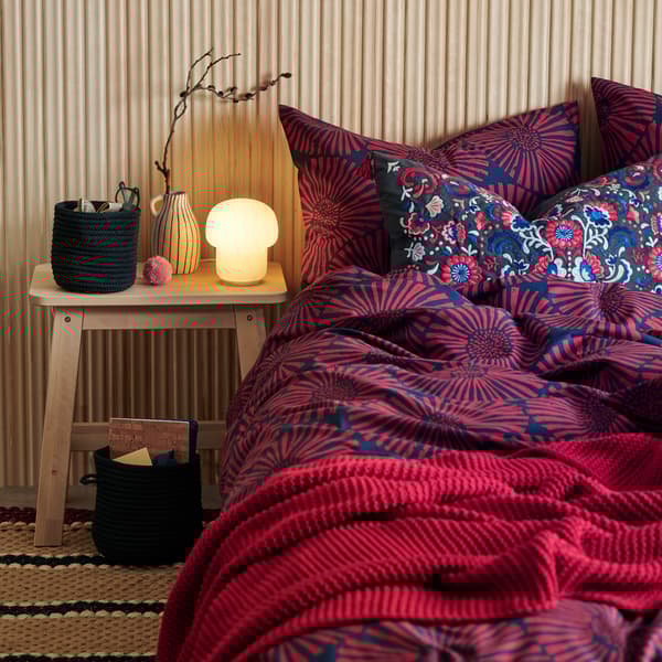 Cama con funda nórdica con estampado folk