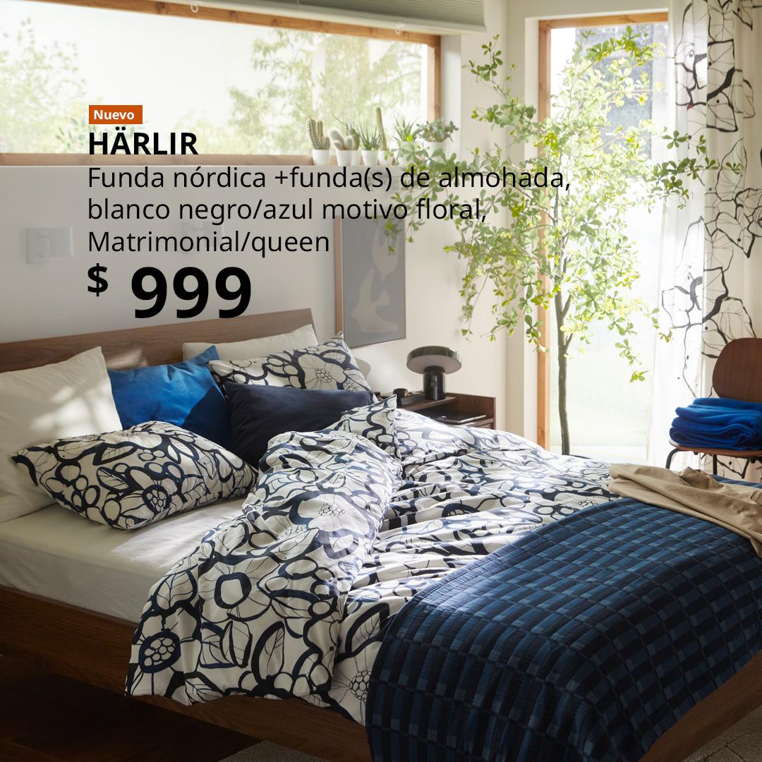 Cama con funda nórdica HÄRLIR y fundas de almohada, en blanco con motivo floral en negro y azul, tamaño matrimonial/queen.