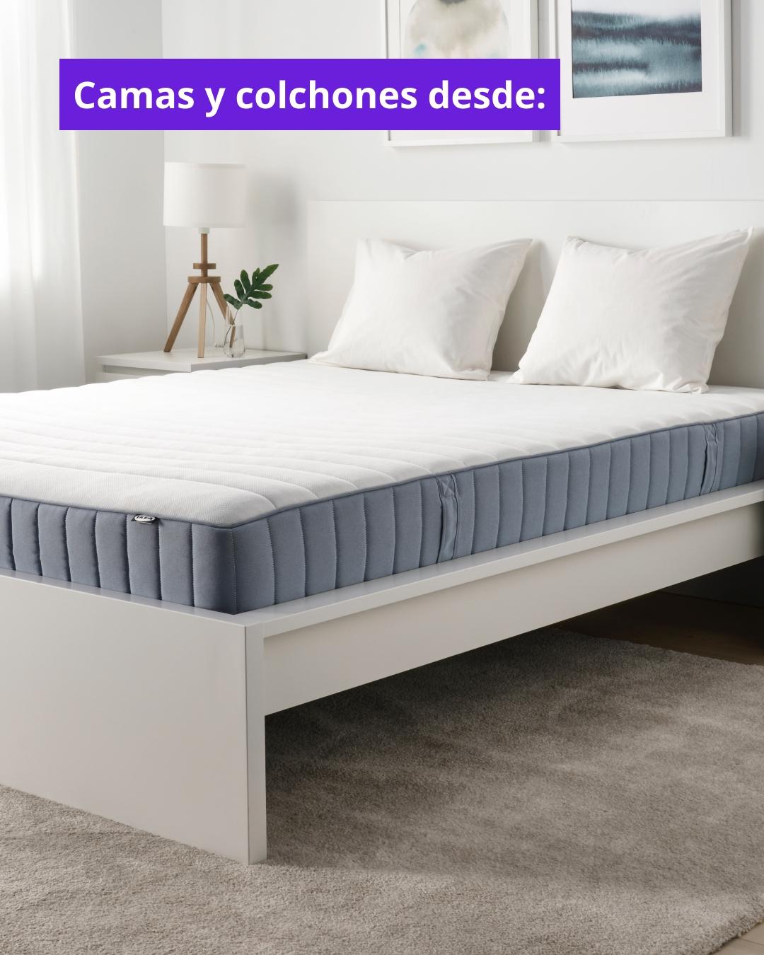 Cama de respaldo blanco con colchón y almohadas con llamado desde