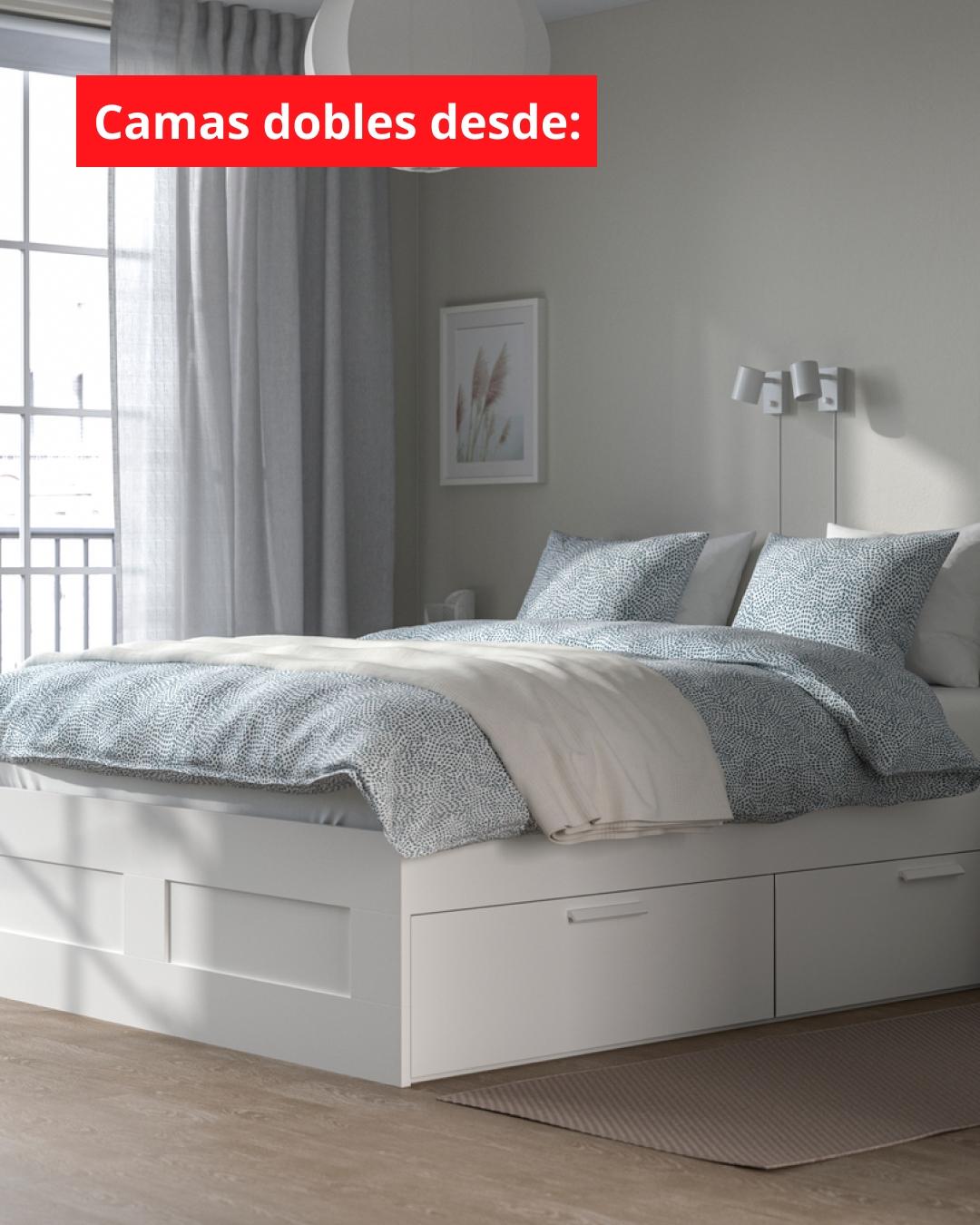 Cama doble blanca con ropa de cama celeste