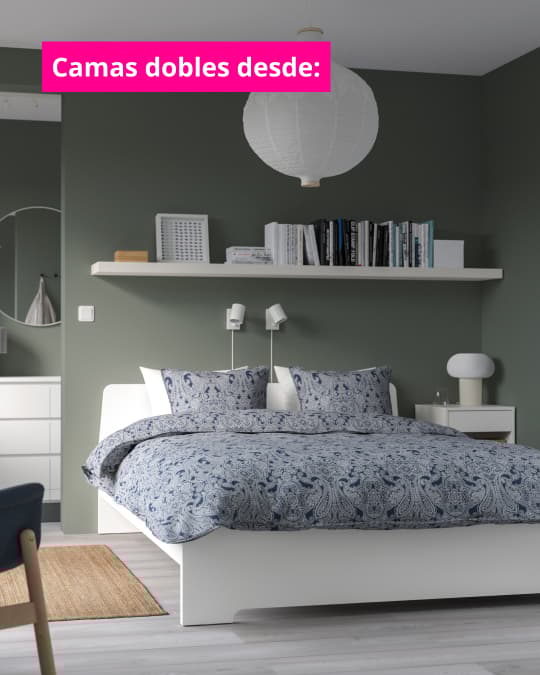 Cama doble con ropa de cama azul con llamado de rango de precio desde: