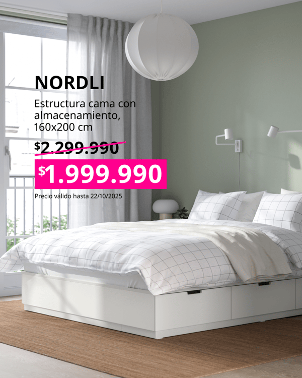 Cama doble de base blanca NORDLI con ropa de cama blanca.