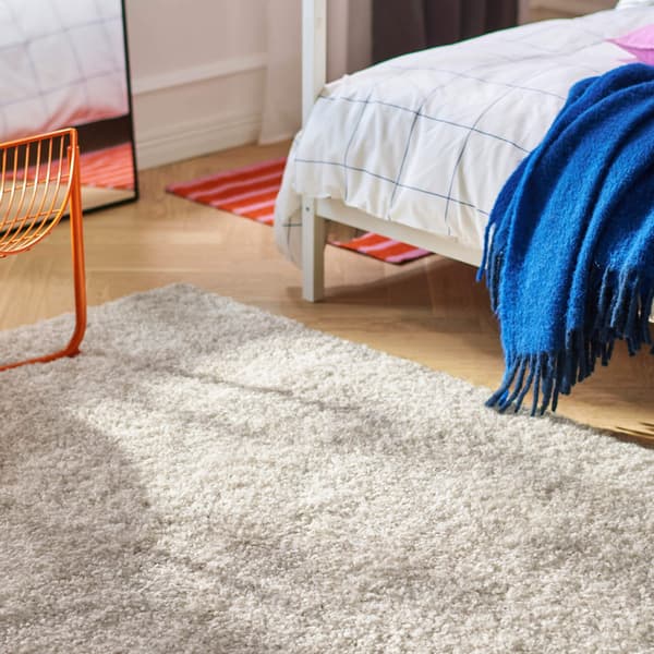 cama en un juego de habitación