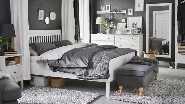 Cama, mesilla de noche y cómoda IDANÄS en blanco en un dormitorio, con ropa de cama LUKTJASMIN.