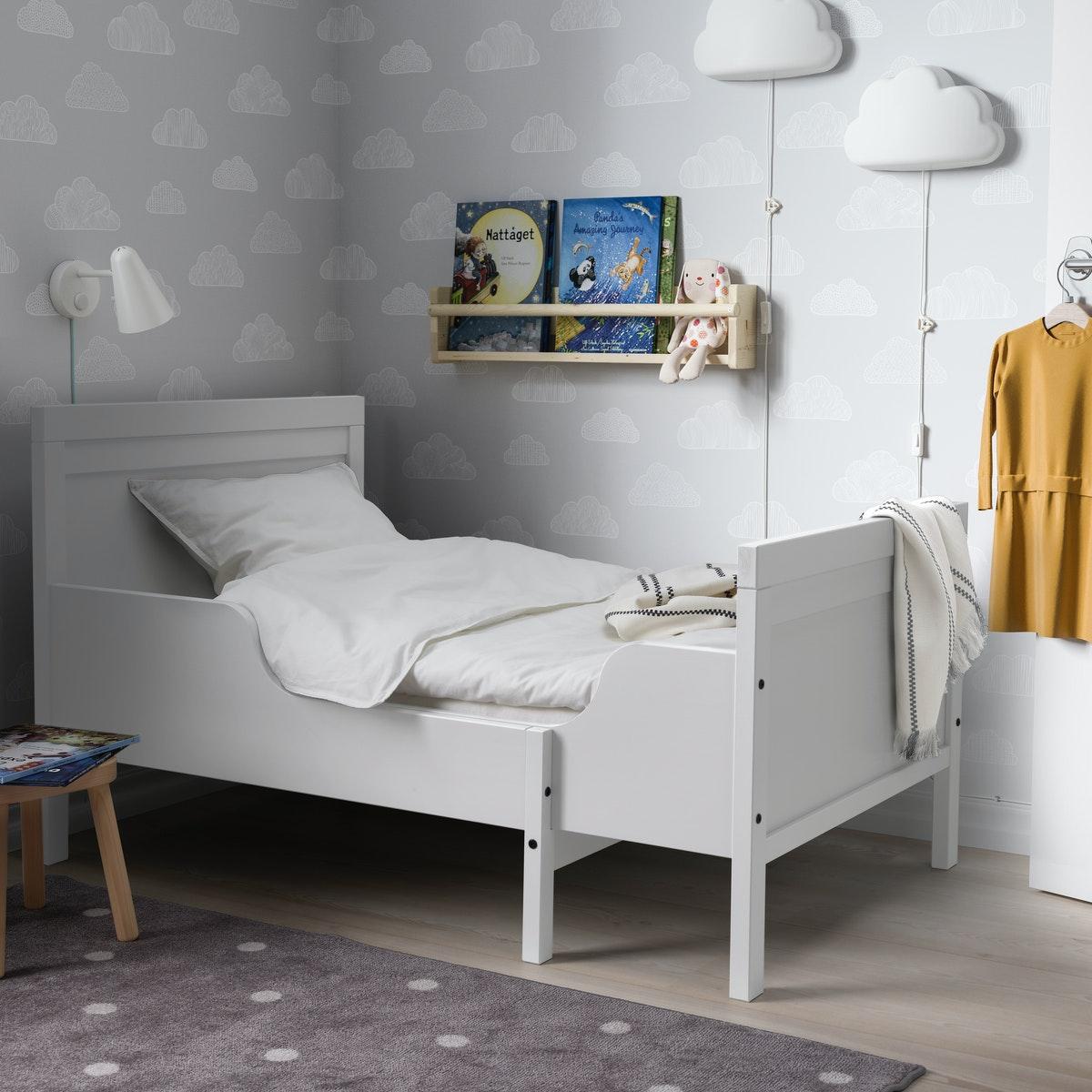 Cama para niños o cama infantil SUNDVIK gris claro con ropa de cama blanca.
