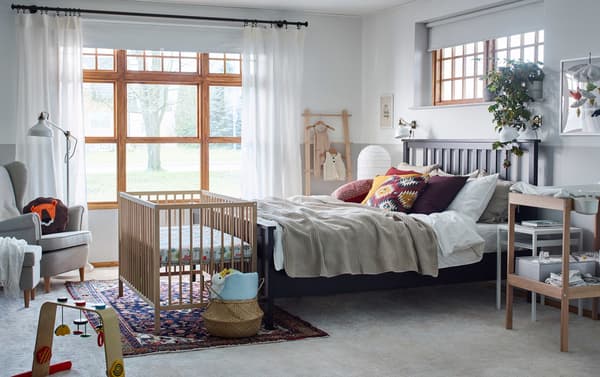 Camera da letto beige, marrone, rossa e gialla con lettino e fasciatoio SNIGLAR in faggio e bianco – IKEA
