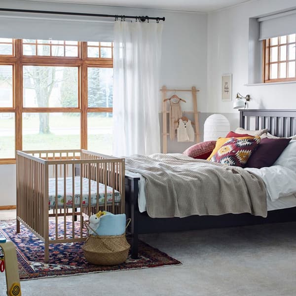Camera da letto beige, marrone, rossa e gialla con lettino e fasciatoio SNIGLAR in faggio e bianco – IKEA