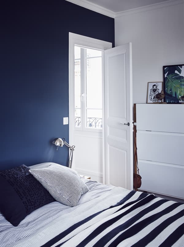 Camera da letto bianca e blu.