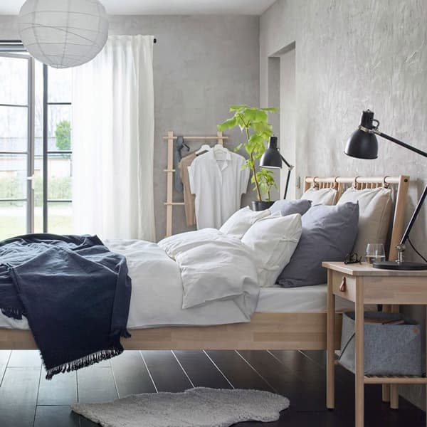 Camera da letto moderna e accogliente in blu e marrone, con struttura letto, comodino e cassettiera con 4 cassetti TRYSIL marrone scuro – IKEA