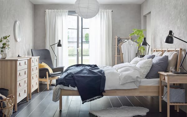Camera da letto moderna e accogliente in blu e marrone, con struttura letto, comodino e cassettiera con 4 cassetti TRYSIL marrone scuro – IKEA