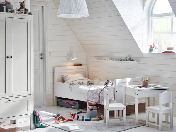 Cameretta bianca con mattoncini impilabili colorati sul pavimento – IKEA