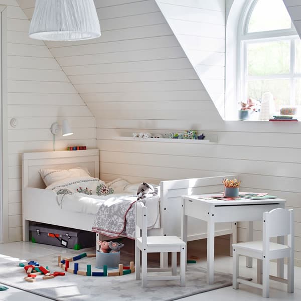 Cameretta bianca con mattoncini impilabili colorati sul pavimento – IKEA