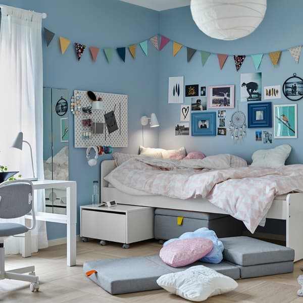Cameretta con pareti azzurre, letto SLÄKT bianco con contenitori, scrivania PÅHL e sedia da scrivania per bambini ÖRFJÄLL in bianco e grigio – IKEA