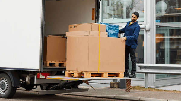 Camión descargando un pedido de IKEA grande para o cliente