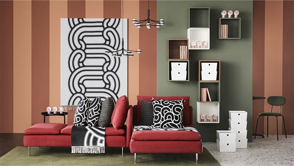 Canapé d'angle soderhamn rouge avec des coussins à motifs abstraits noir et blanc.