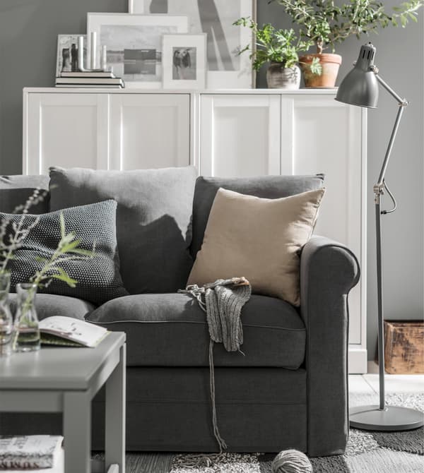 Canapé gris dans un intérieur en gris et blanc.
