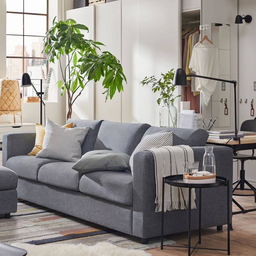 canapé gris dans un salon