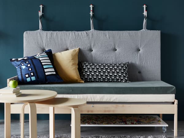 Canapé réalisé avec des matelas, avec dossier fixé à des crochets muraux