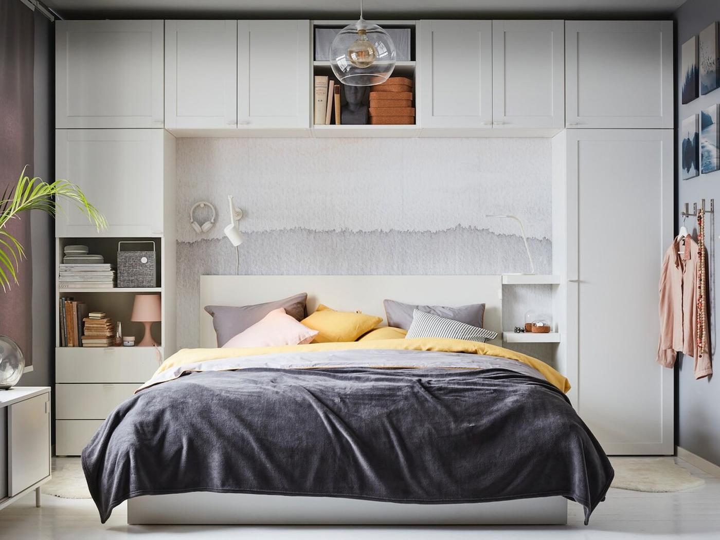 Canapés baratos en una habitación