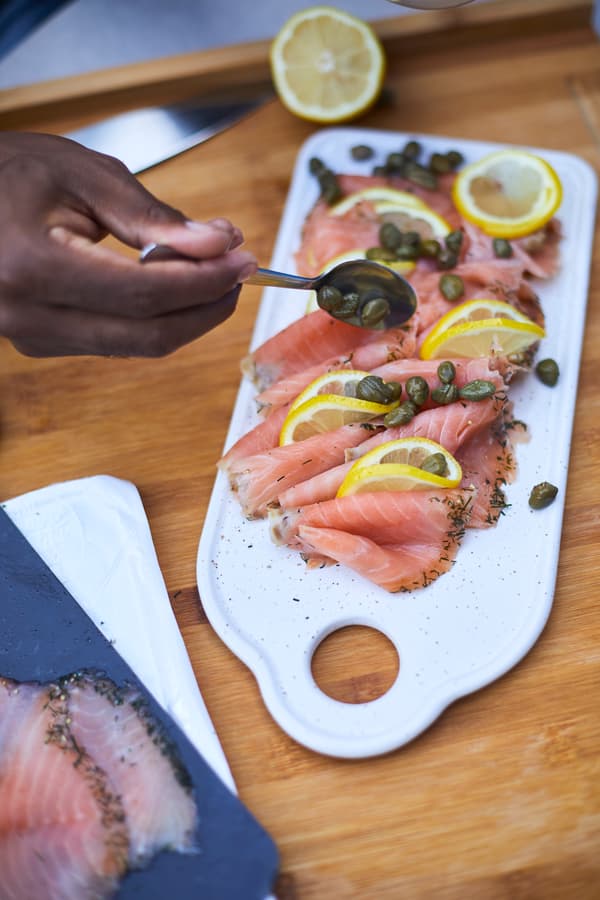 Canapés de salmón afumado con alcaparras