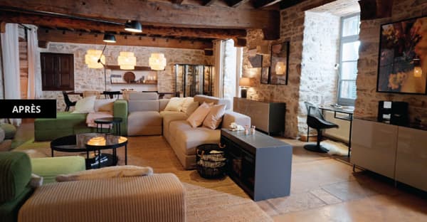 Canapés en velour beige dans une pièce à vivre partagée dans un gîte.