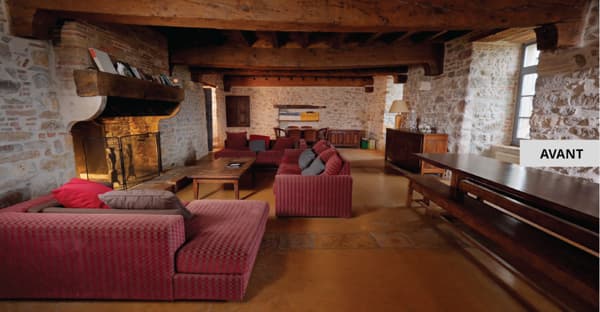 Canapés en velour rouge dans une pièce à vivre partagée dans un gite.