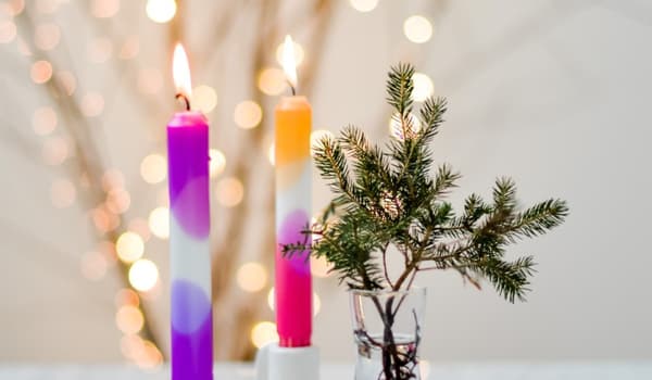 Candele decorative colorate in un portacandele bianco 