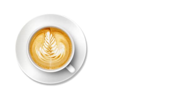 capuccino v bílém hrníčku na talíři