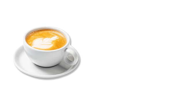 capuccino v bílém hrníčku na talíři