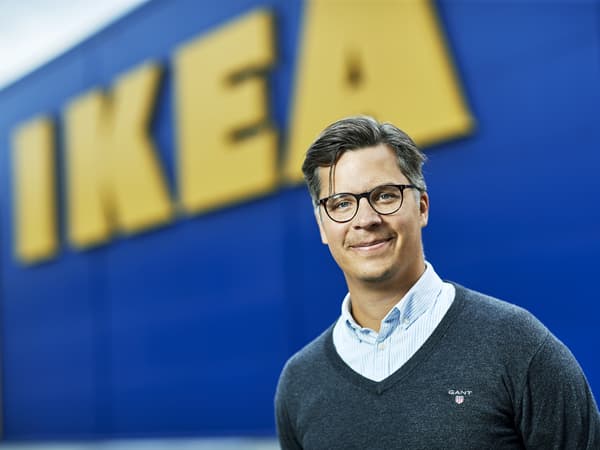 Carl Aaby, nou CEO d’IKEA a Espanya, somriu davant la façana blava amb el logotip groc d’IKEA.