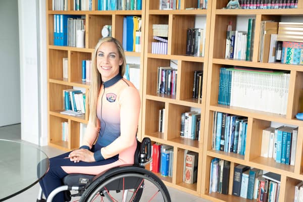 Carmen en su silla de ruedas en el despacho de su casa antes de ser reformado