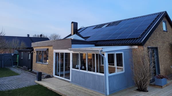 Carolin med sitt hus som med hjälp av solpaneler på taket, från IKEA och Svea Solar, använder energi från solen.