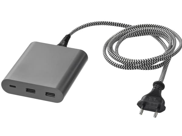 Carregador USB IKEA ÅSKSTORM de 40W amb cable trenat i tres ports de connexió, endollat a un cable amb clavilla europea.