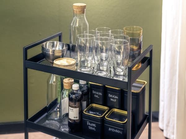 Carrinho NISSAFORS em preto com copos, garrafas e recipientes de alimentos.