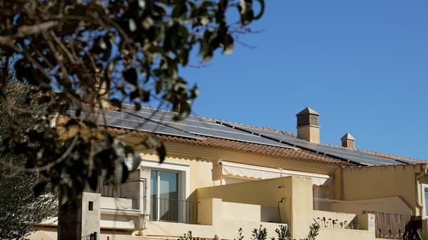 Casa com painéis solar