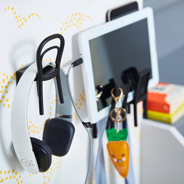 Casque, clés et tablette sont rangés sur les crochets FJANTIG