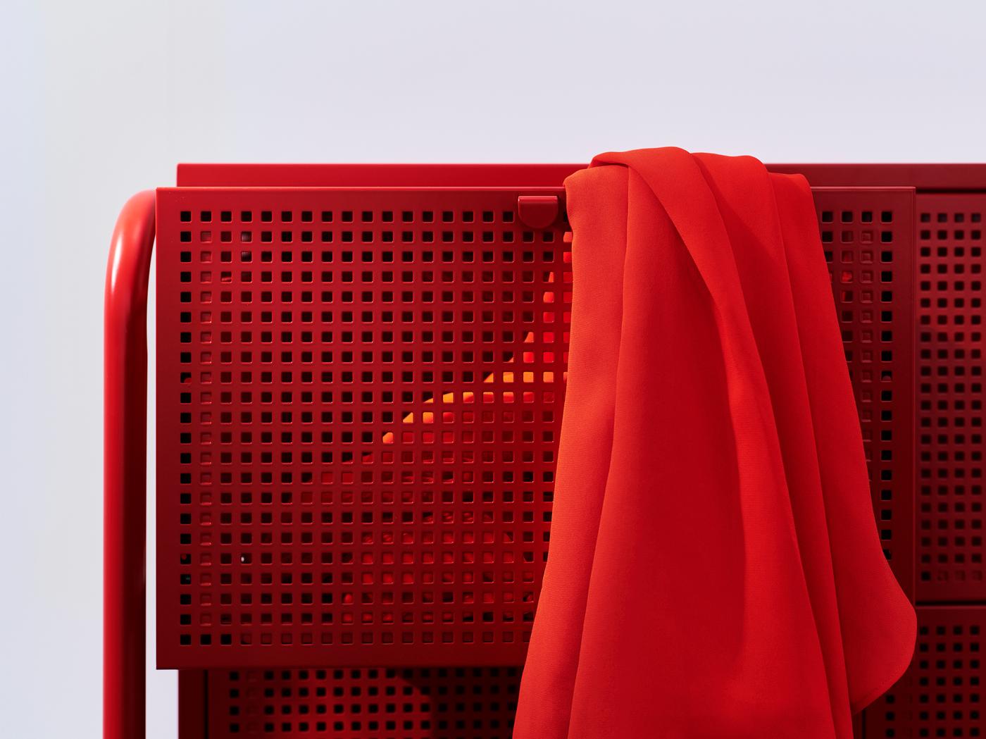Cassettiera NIKKEBY rossa in metallo perforato, dallo stile industriale - IKEA