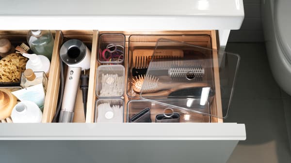 Cassetto bagno aperto con cassetto con scomparti