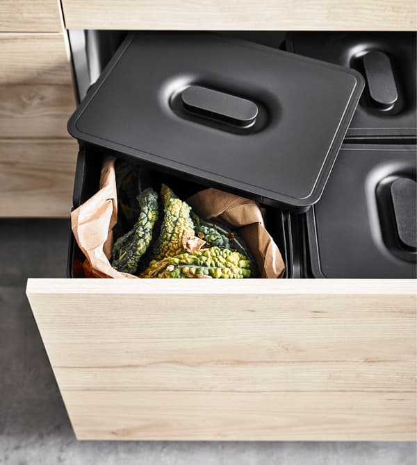 Cassetto frassino con secchi per la raccolta differenziata sotto il lavello - IKEA.