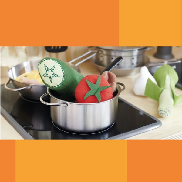 cazuela con verduras de peluche