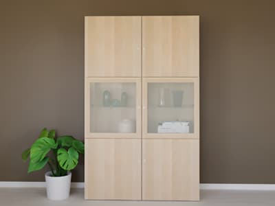 Ce rangement haut alliant rangement ouvert et fermé vous permet d'organiser vos affaires et d'exposer vos accessoires favoris.