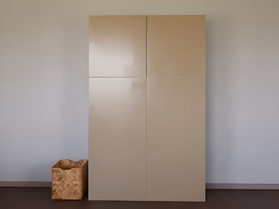 Ce rangement haut aux façades LAPPVIKEN est parfait si vous souhaiter ranger vos affaires tout en apportant du style à votre intérieur.